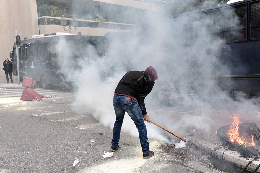 Δείτε βίντεο: Επεισόδια και χημικά στην πορεία των εκπαιδευτικών - Δύο τραυματίες