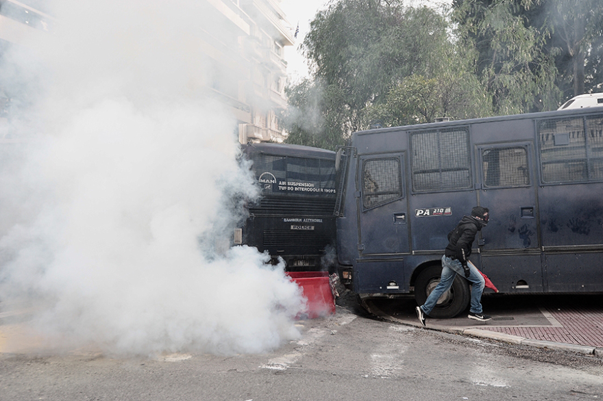Δείτε βίντεο: Επεισόδια και χημικά στην πορεία των εκπαιδευτικών - Δύο τραυματίες