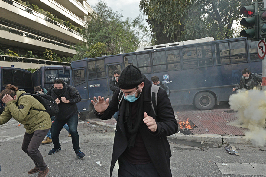 Δείτε βίντεο: Επεισόδια και χημικά στην πορεία των εκπαιδευτικών - Δύο τραυματίες