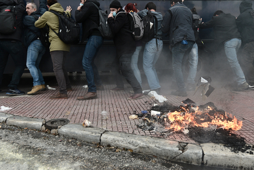 Δείτε βίντεο: Επεισόδια και χημικά στην πορεία των εκπαιδευτικών - Δύο τραυματίες