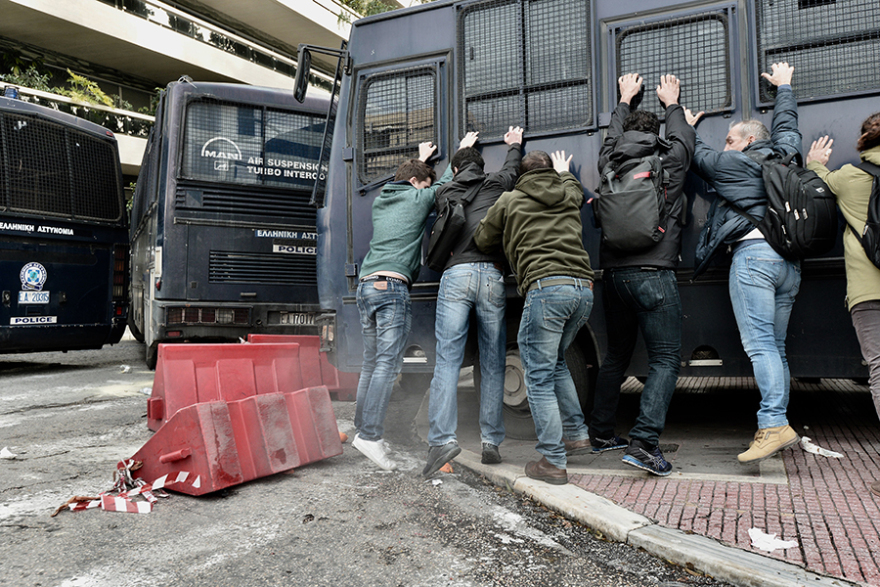 Δείτε βίντεο: Επεισόδια και χημικά στην πορεία των εκπαιδευτικών - Δύο τραυματίες