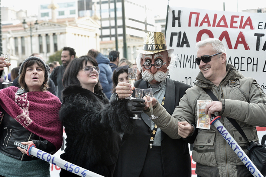 Δείτε βίντεο: Επεισόδια και χημικά στην πορεία των εκπαιδευτικών - Δύο τραυματίες