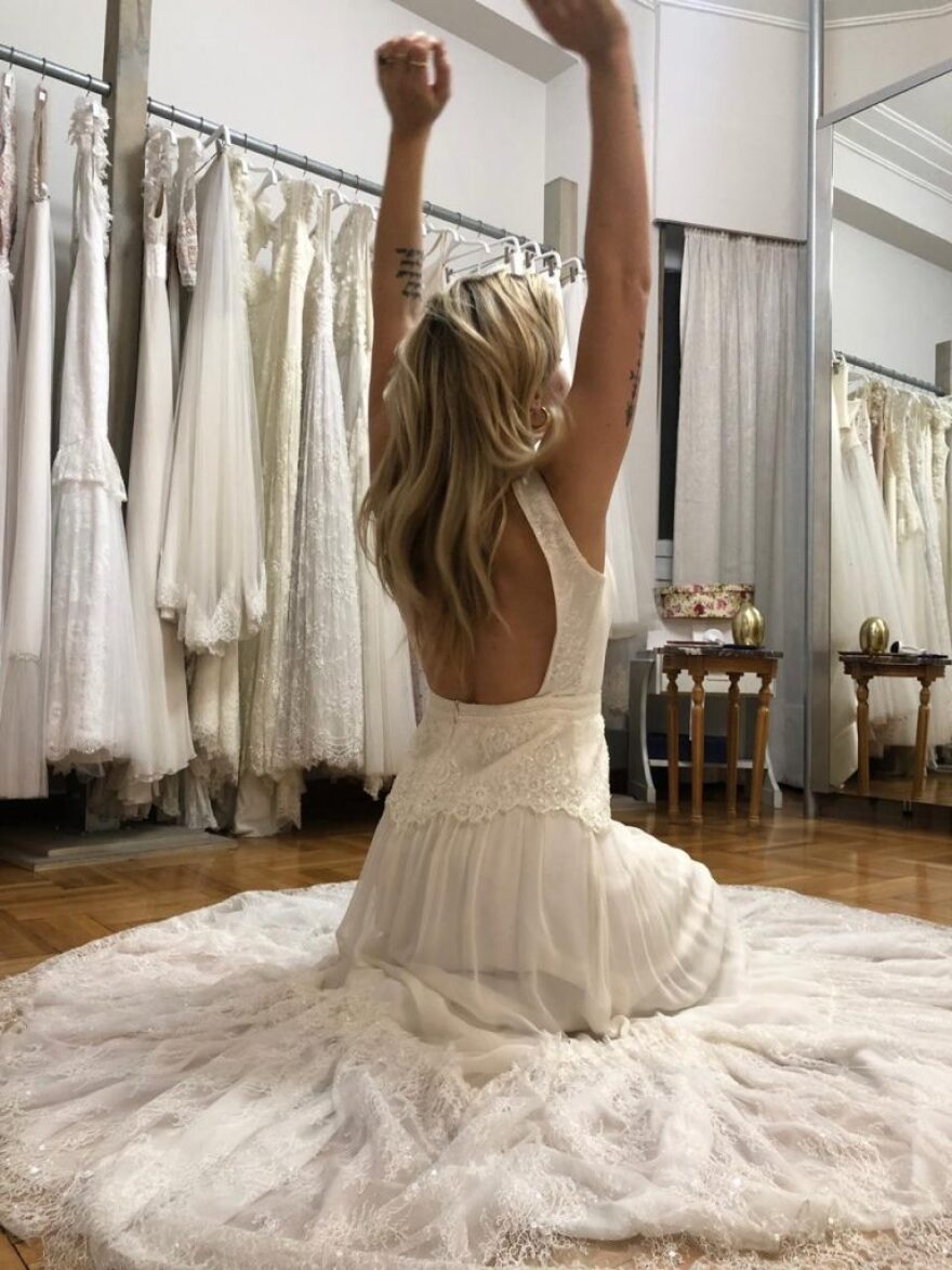 Πρόβα νυφικού για τη Josephine 