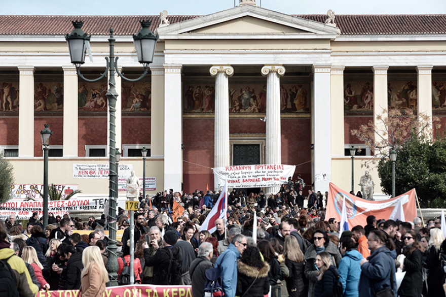 Δείτε βίντεο: Επεισόδια και χημικά στην πορεία των εκπαιδευτικών - Δύο τραυματίες