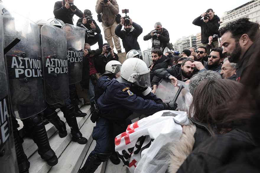 Δείτε βίντεο: Επεισόδια και χημικά στην πορεία των εκπαιδευτικών - Δύο τραυματίες