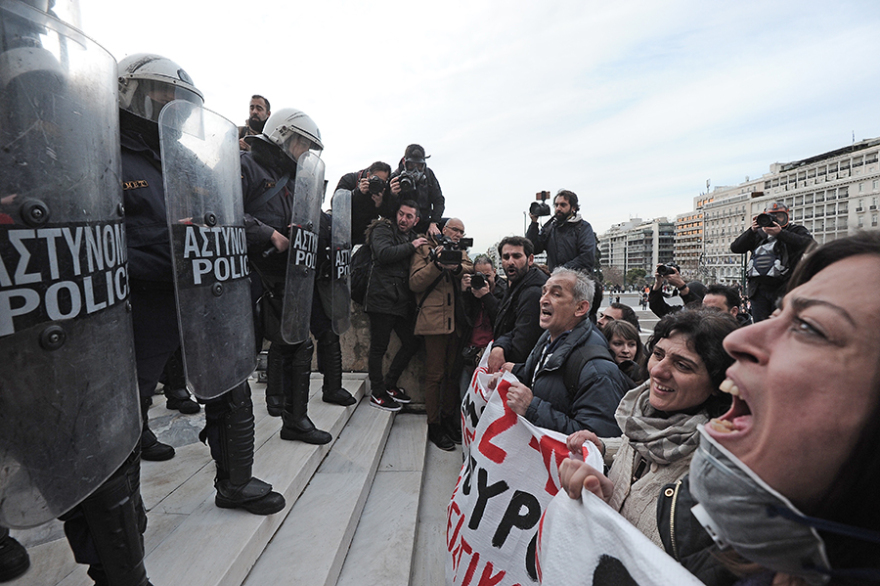 Δείτε βίντεο: Επεισόδια και χημικά στην πορεία των εκπαιδευτικών - Δύο τραυματίες