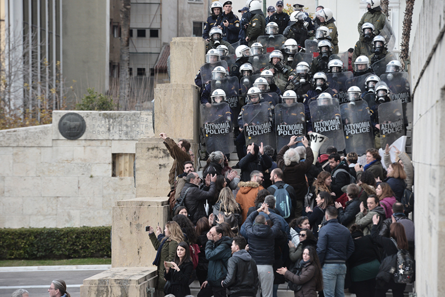 Δείτε βίντεο: Επεισόδια και χημικά στην πορεία των εκπαιδευτικών - Δύο τραυματίες