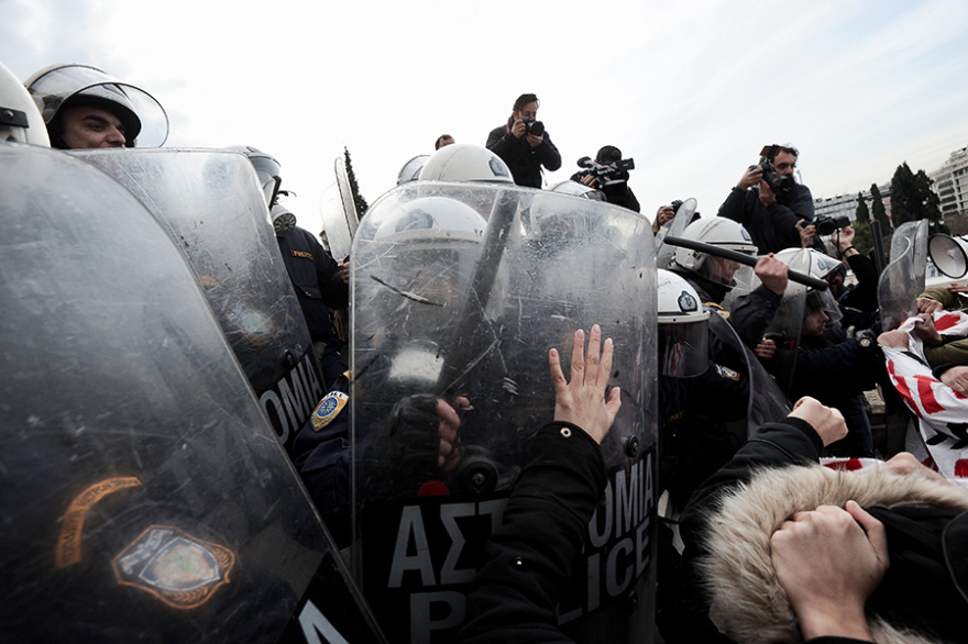 Δείτε βίντεο: Επεισόδια και χημικά στην πορεία των εκπαιδευτικών - Δύο τραυματίες