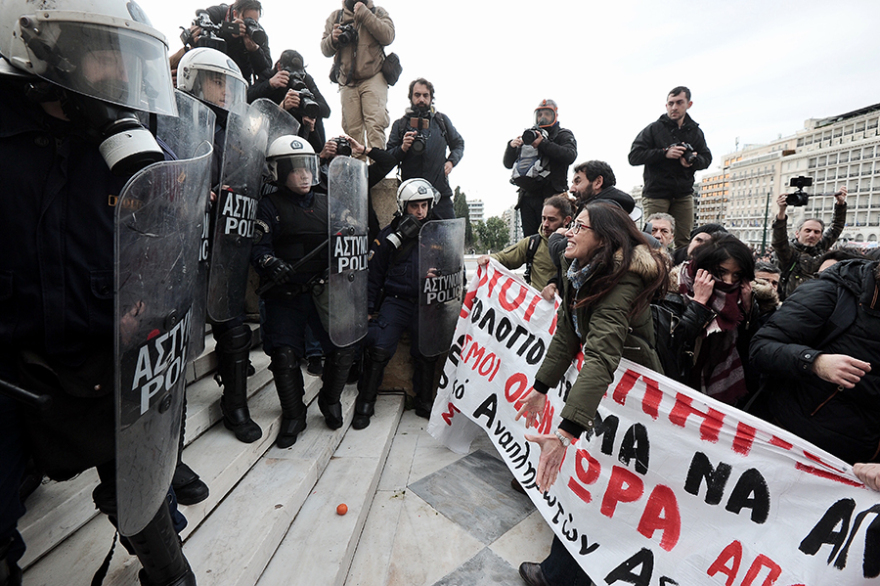 Δείτε βίντεο: Επεισόδια και χημικά στην πορεία των εκπαιδευτικών - Δύο τραυματίες