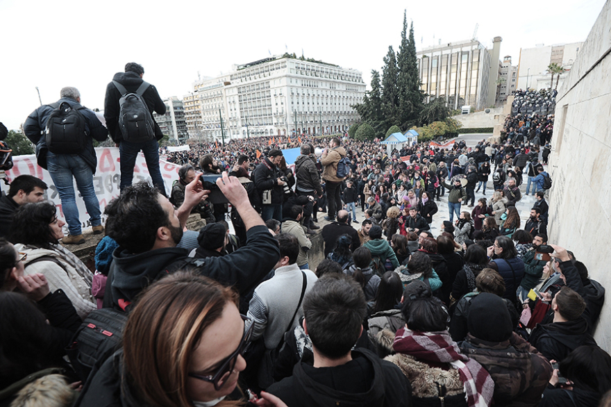 Δείτε βίντεο: Επεισόδια και χημικά στην πορεία των εκπαιδευτικών - Δύο τραυματίες