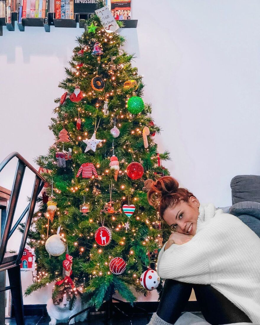 Η Μαίρη Συνατσάκη ποζάρει ξανά μπροστά στο χριστουγεννιάτικο δέντρο