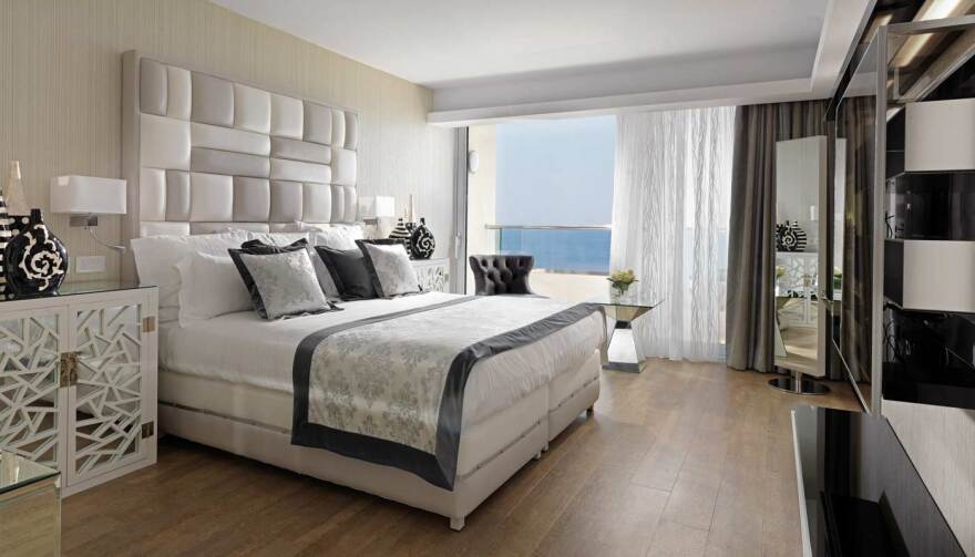 Αυτή είναι η υπερπολυτελής σουίτα όπου διανυκτέρευσε εχθές η Μέρκελ και κοστίζει 5.000 ευρώ τη βραδιά!