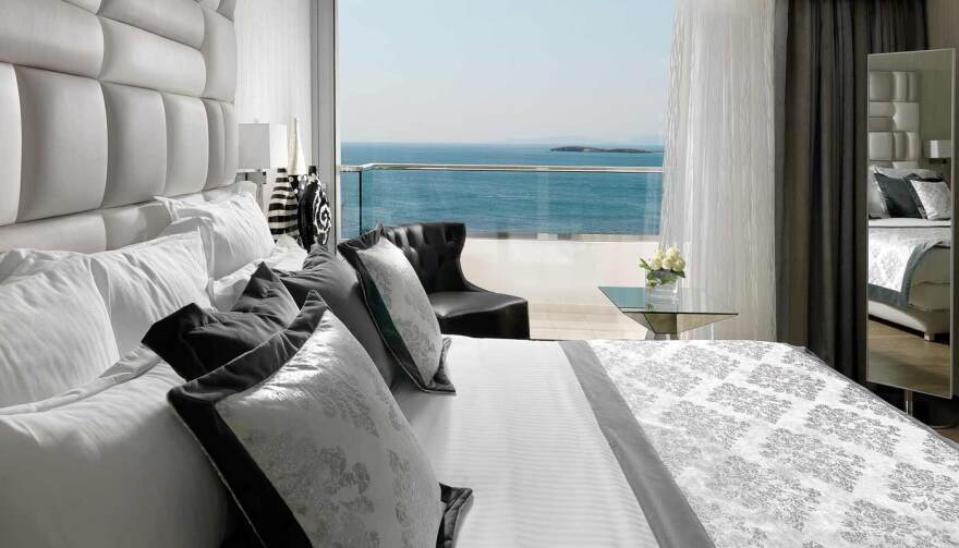 Αυτή είναι η υπερπολυτελής σουίτα όπου διανυκτέρευσε εχθές η Μέρκελ και κοστίζει 5.000 ευρώ τη βραδιά!