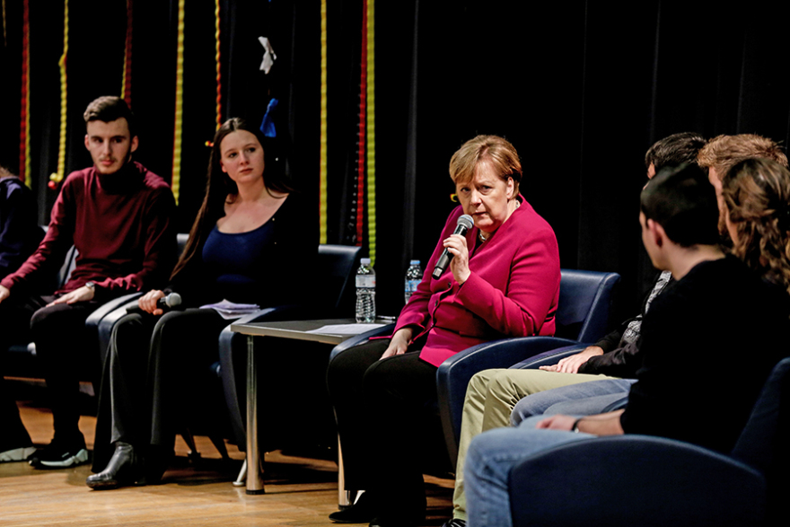 Η Μέρκελ στη Γερμανική Σχολή - Τι συζήτησε με τους μαθητές