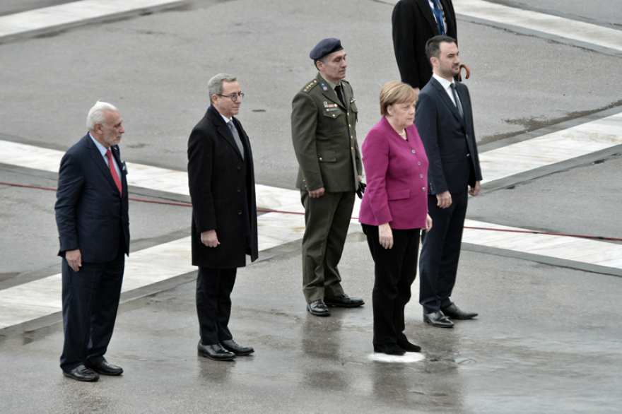 Στεφάνι από την Άνγκελα Μέρκελ στο Μνημείο του Άγνωστου Στρατιώτη