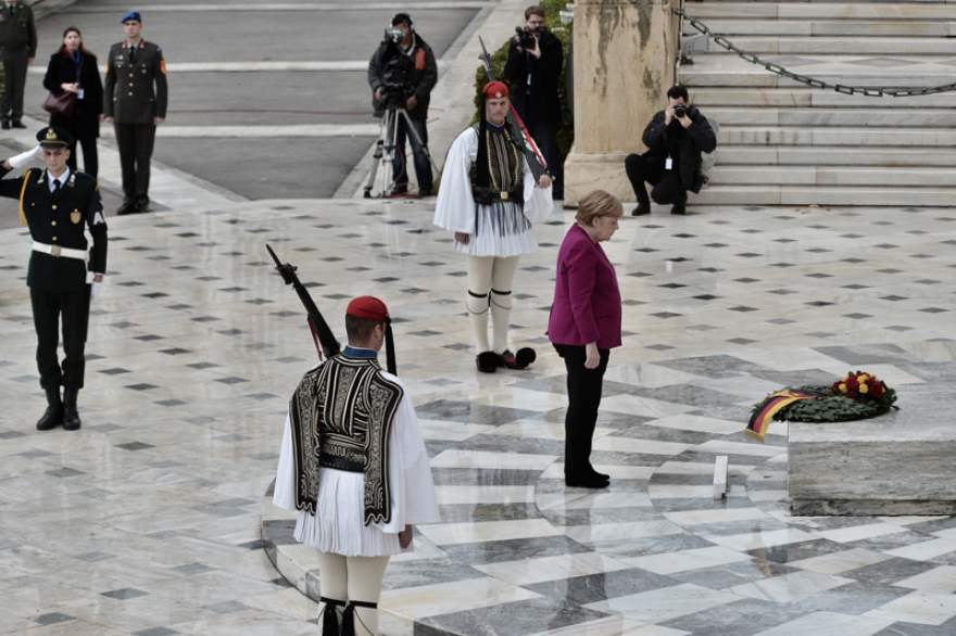 Στεφάνι από την Άνγκελα Μέρκελ στο Μνημείο του Άγνωστου Στρατιώτη
