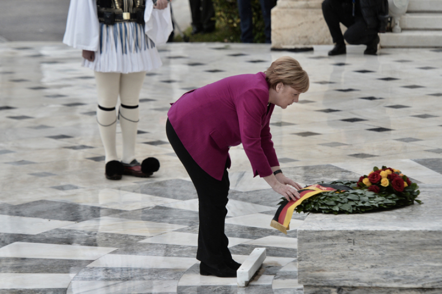 Στεφάνι από την Άνγκελα Μέρκελ στο Μνημείο του Άγνωστου Στρατιώτη