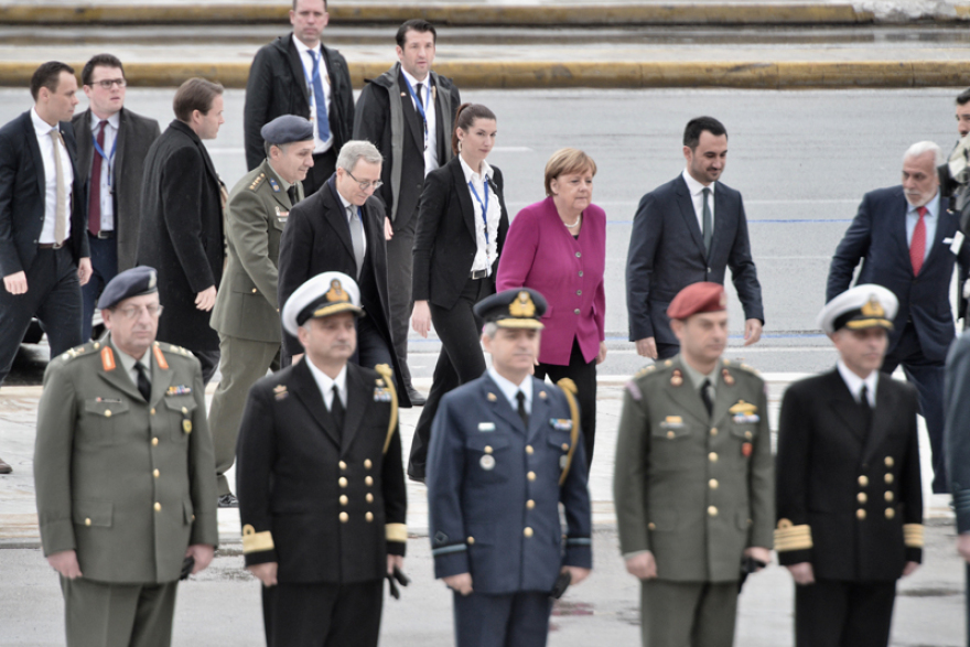 Στεφάνι από την Άνγκελα Μέρκελ στο Μνημείο του Άγνωστου Στρατιώτη