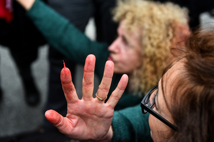 Δείτε βίντεο: Επεισόδια και χημικά στην πορεία των εκπαιδευτικών - Δύο τραυματίες