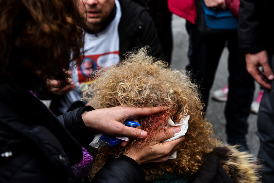 Δείτε βίντεο: Επεισόδια και χημικά στην πορεία των εκπαιδευτικών - Δύο τραυματίες