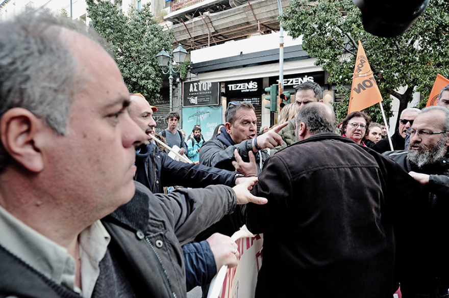 Δείτε βίντεο: Επεισόδια και χημικά στην πορεία των εκπαιδευτικών - Δύο τραυματίες