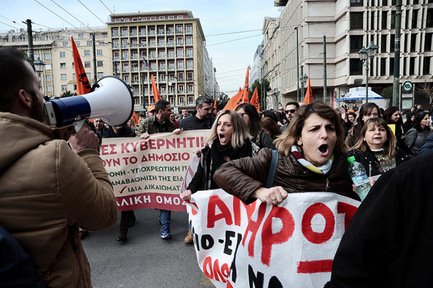 Δείτε βίντεο: Επεισόδια και χημικά στην πορεία των εκπαιδευτικών - Δύο τραυματίες