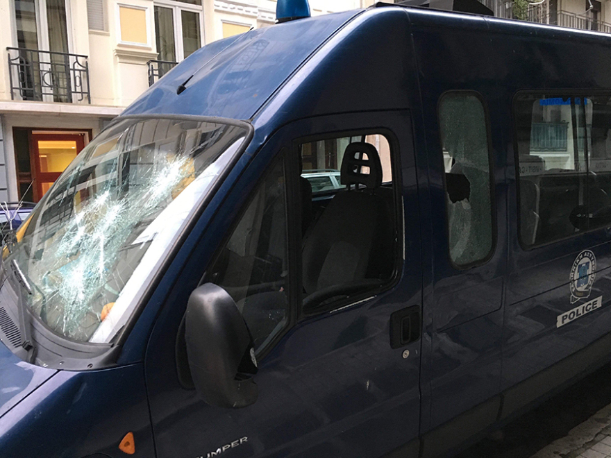 Επίθεση σε βαν της ΕΛΑΣ έξω από την ΑΣΟΕΕ - Αστυνομικός πυροβόλησε στον αέρα