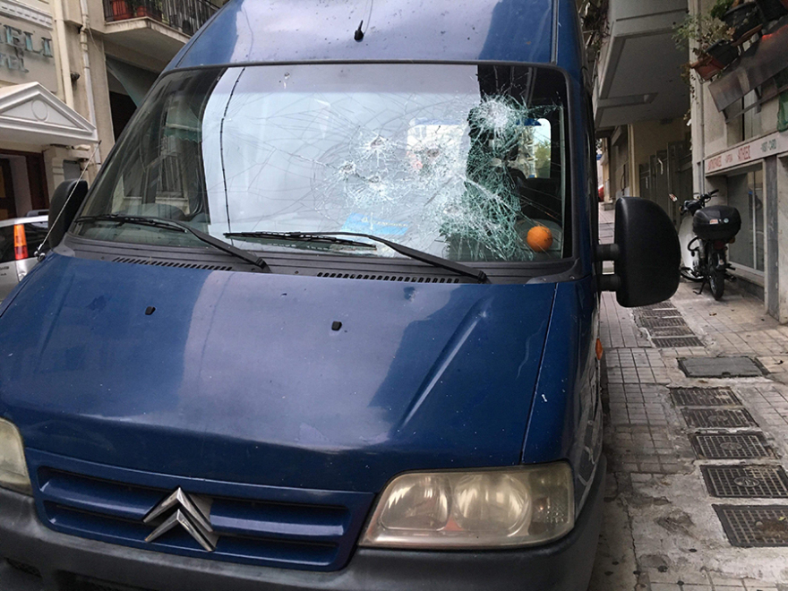 Επίθεση σε βαν της ΕΛΑΣ έξω από την ΑΣΟΕΕ - Αστυνομικός πυροβόλησε στον αέρα