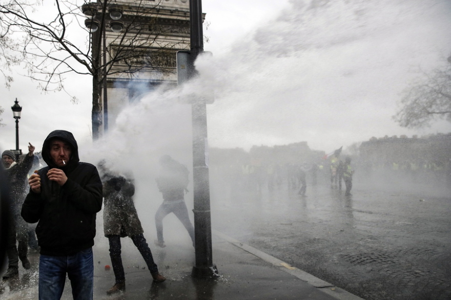Γαλλία: Επεισόδια, χημικά και συλλήψεις στο 9ο «ραντεβού» των Κίτρινων Γιλέκων