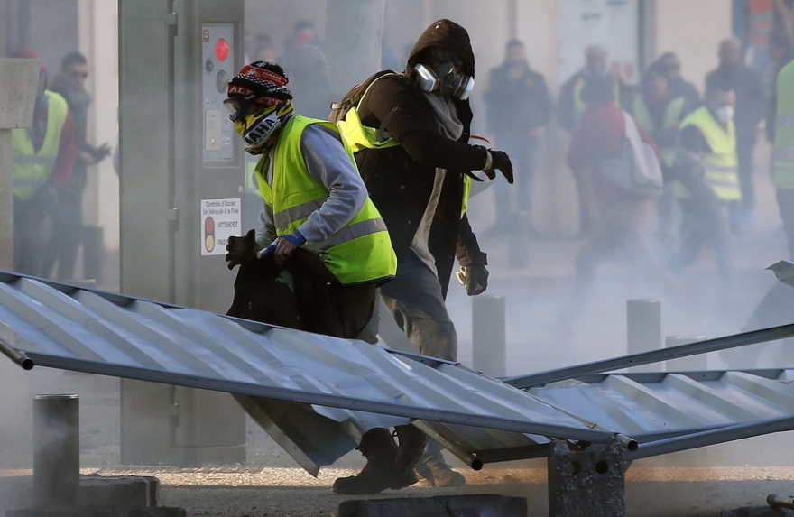Γαλλία: Επεισόδια, χημικά και συλλήψεις στο 9ο «ραντεβού» των Κίτρινων Γιλέκων