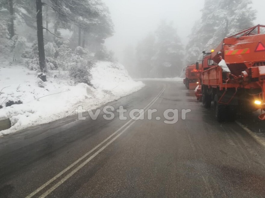 Κακοκαιρία: Αποκλεισμένοι δρόμοι από το χιόνι και πλημμύρες στον Αλφειό