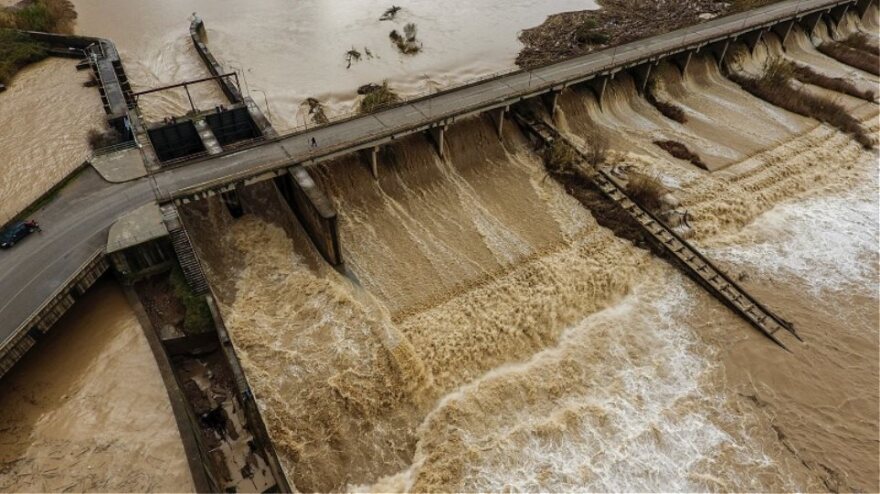 Η κακοκαιρία δείχνει τα «δόντια» της: Έρχονται θυελλώδεις άνεμοι έως 9 Μποφόρ