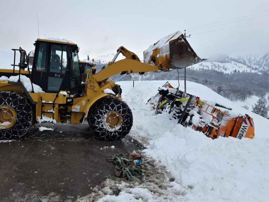 Κακοκαιρία: Αποκλεισμένοι δρόμοι από το χιόνι και πλημμύρες στον Αλφειό