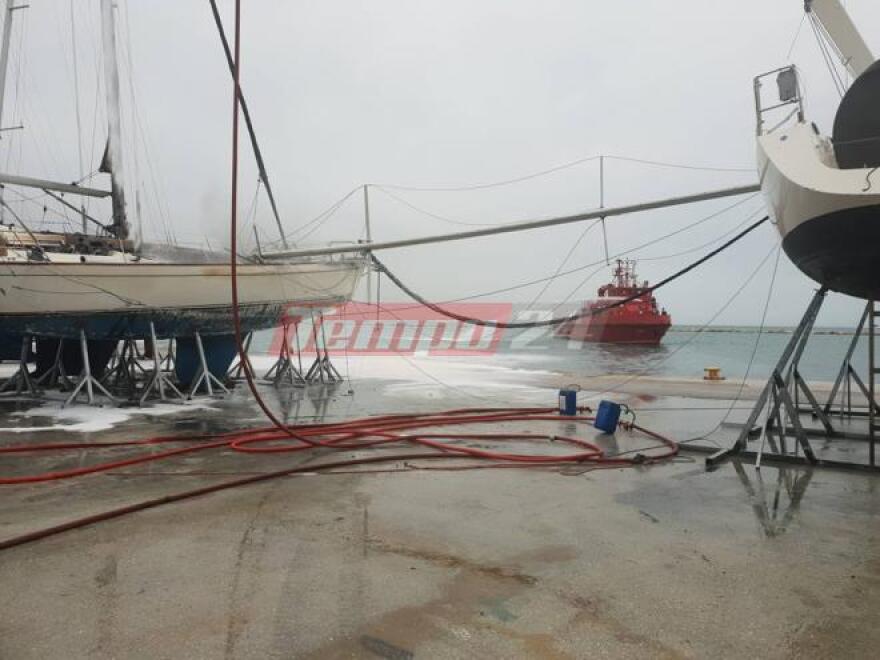 Πάτρα: Καίγονται ιστιοφόρα στην πύλη 7 του παλιού λιμανιού