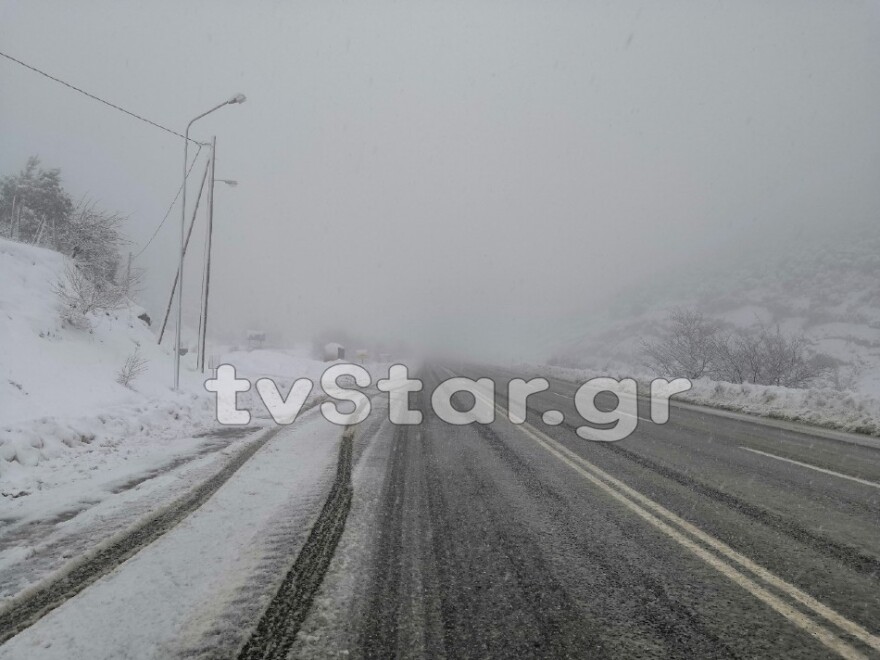 Κακοκαιρία: Αποκλεισμένοι δρόμοι από το χιόνι και πλημμύρες στον Αλφειό