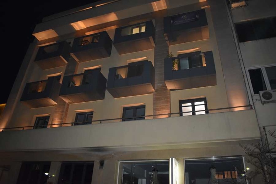 Λάρισα: Διαμαρτυρία και συνθήματα έξω από το γραφείο του Κόκκαλη