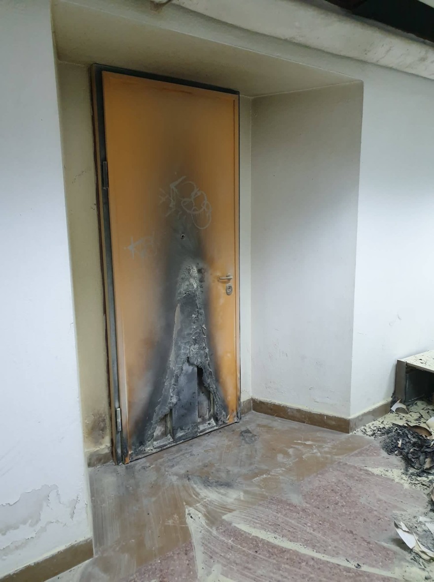 Στόχος βανδάλων το ΑΠΘ - Έκαψαν διάδρομο της Πολυτεχνικής Σχολής