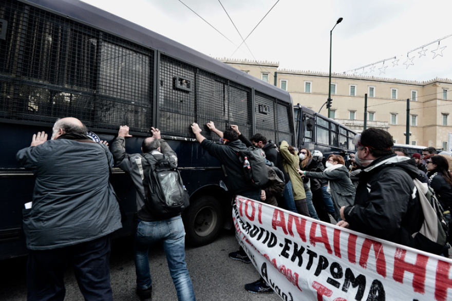 Δείτε βίντεο: Χημικά εναντίον εκπαιδευτικών - Τραυματίστηκε καθηγήτρια