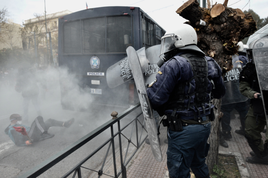 Δείτε βίντεο: Χημικά εναντίον εκπαιδευτικών - Τραυματίστηκε καθηγήτρια