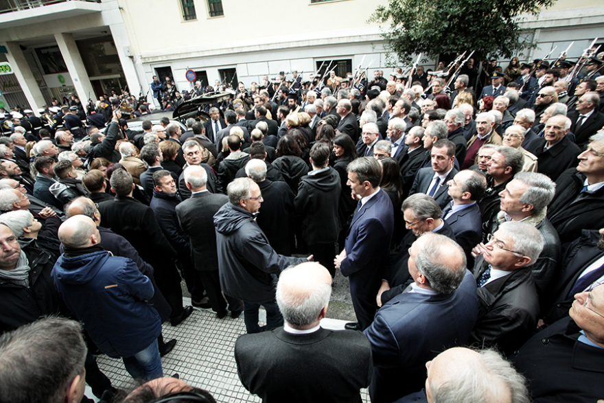  Πλήθος κόσμου για το «τελευταίο αντίο» στον Δημήτρη Σιούφα