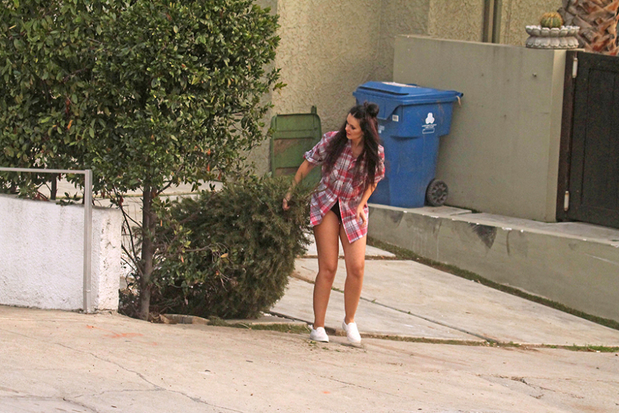 Η ηθοποιός Natasha Blasick βγήκε έξω μόνο με το πουκάμισο της 