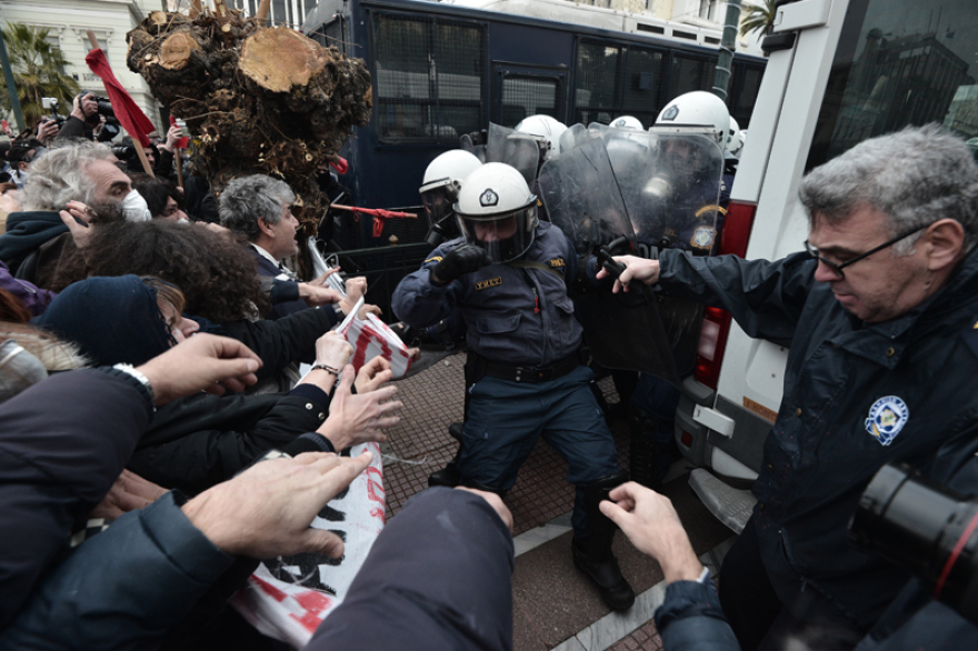 Δείτε βίντεο: Χημικά εναντίον εκπαιδευτικών - Τραυματίστηκε καθηγήτρια