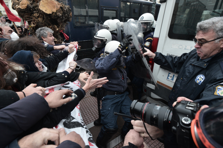 Δείτε βίντεο: Χημικά εναντίον εκπαιδευτικών - Τραυματίστηκε καθηγήτρια