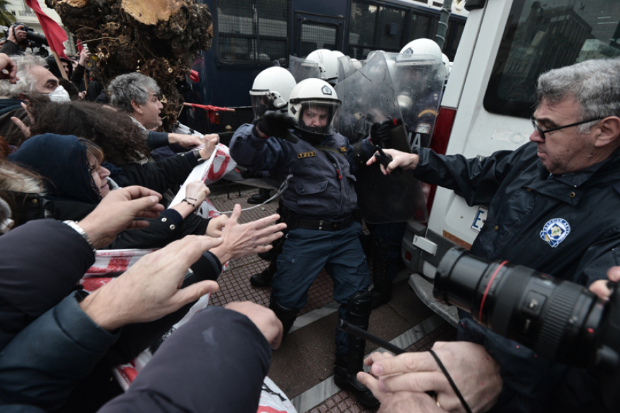 Δείτε βίντεο: Χημικά εναντίον εκπαιδευτικών - Τραυματίστηκε καθηγήτρια