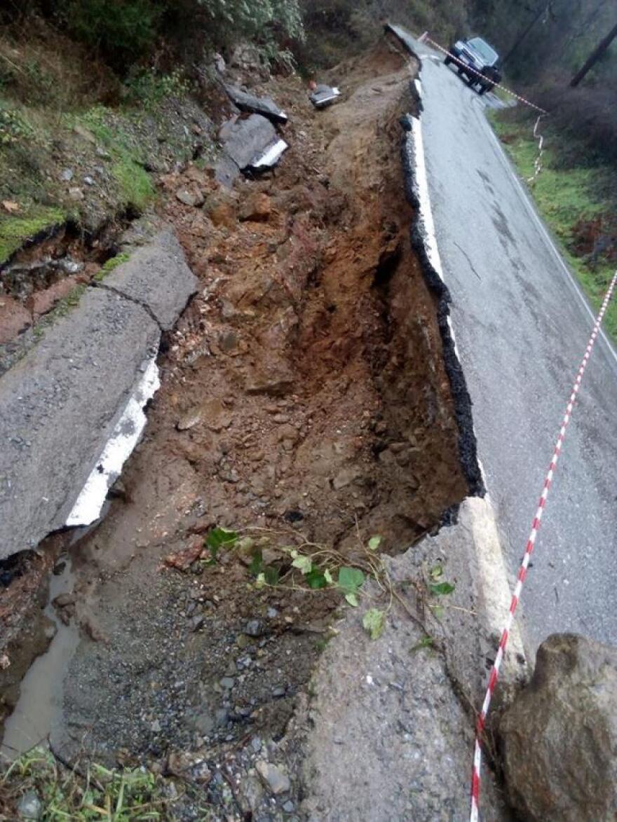 Φωτογραφία από Μεσσηνία: Βούλιαξε ο δρόμος στον Ταΰγετο
