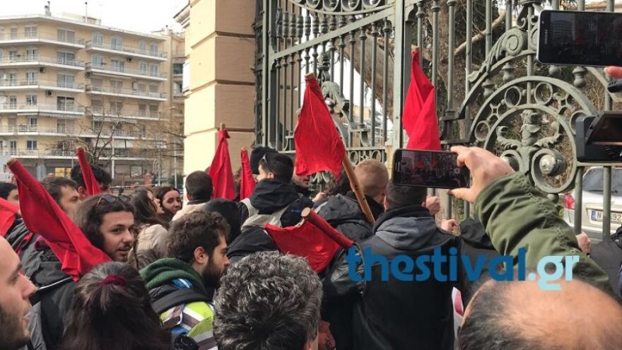 Ένταση στην πορεία των εκπαιδευτικών στη Θεσσαλονίκη