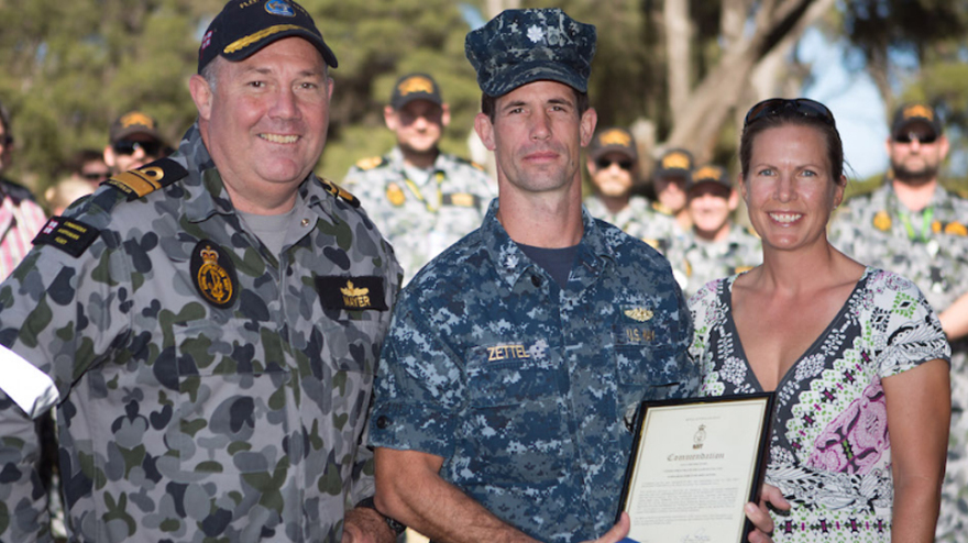 Κυβερνήτης υποβρυχίου πιάστηκε σε δωμάτιο ξενοδοχείου αγκαλιά με 10 ιερόδουλες 