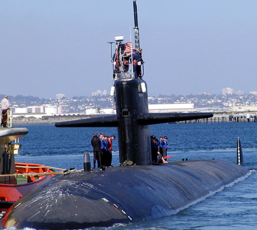 Κυβερνήτης υποβρυχίου πιάστηκε σε δωμάτιο ξενοδοχείου αγκαλιά με 10 ιερόδουλες 