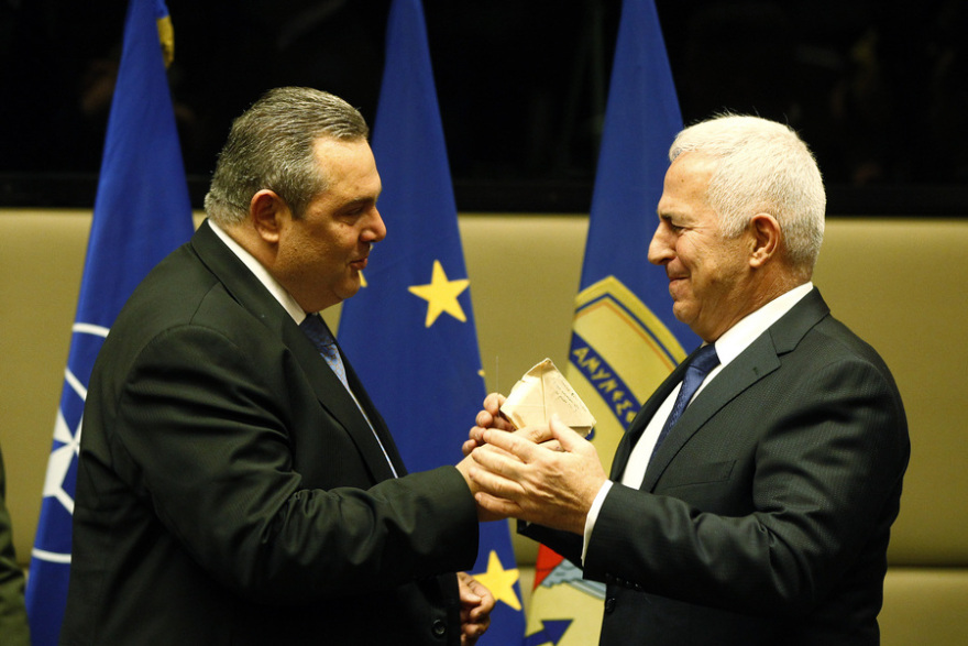 Πρωτοφανής φιέστα με μαχητικά αεροσκάφη στην αποχώρηση Καμμένου από την καρέκλα!