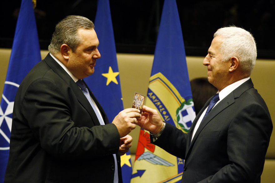 Πρωτοφανής φιέστα με μαχητικά αεροσκάφη στην αποχώρηση Καμμένου από την καρέκλα!